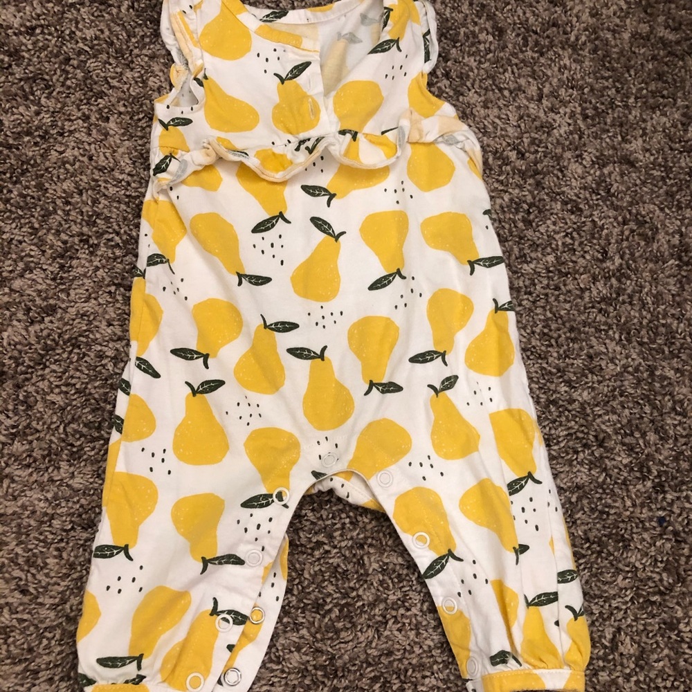 Carter’s pear girls romper, like new condition.